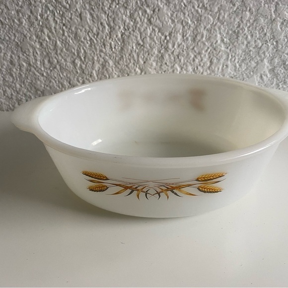 𝅺VINTAGE Anchor Hocking Fire King Wheat Milk Glass 1.5 qt. 8" Round Casserole - Picture 4 of 6